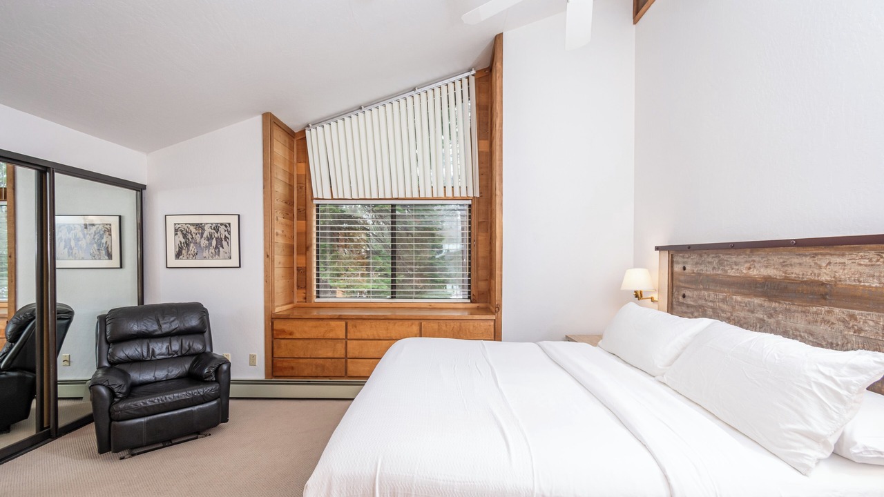 Photo of Bedroom in Lake Forest