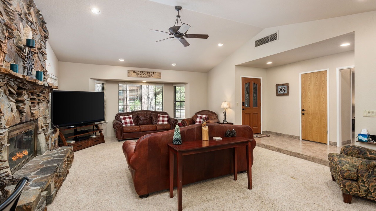 Photo of Livingroom in Shaver Lake