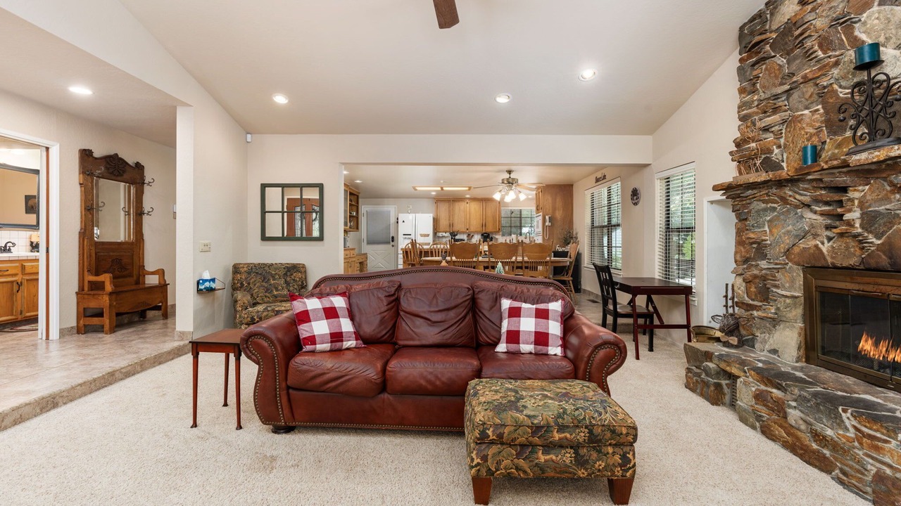 Photo of Livingroom in Shaver Lake
