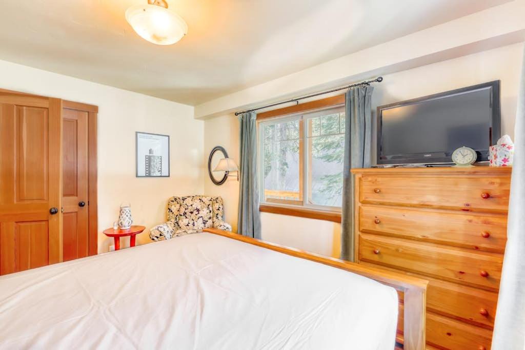 Photo of Bedroom in Serene Lakes