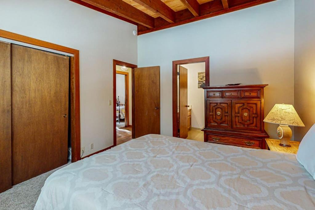 Photo of Bedroom in Lake Forest