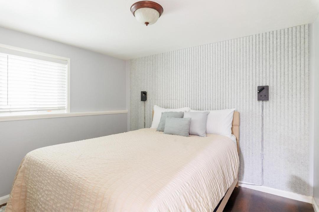 Photo of Bedroom in Oakland