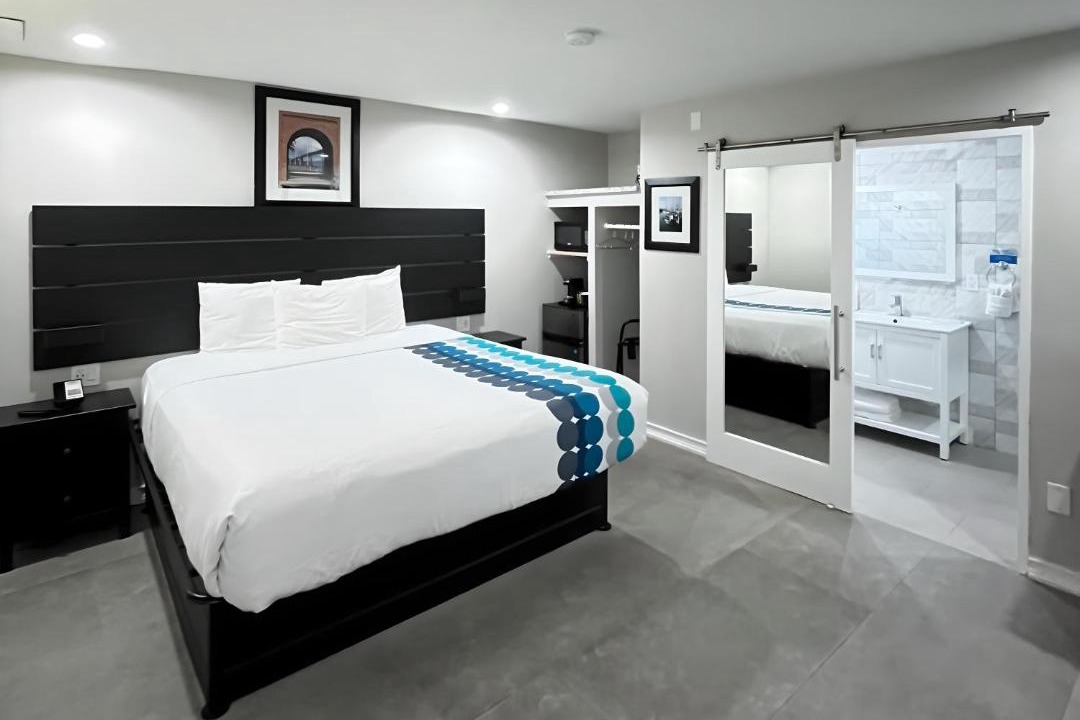 Photo of Bedroom in Munras Avenue