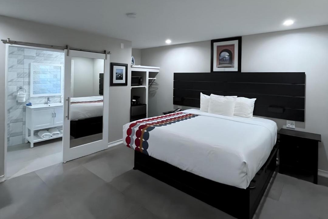 Photo of Bedroom in Munras Avenue