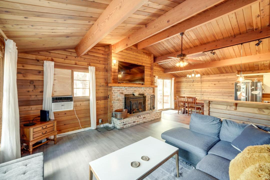 Photo of Livingroom in Pine Mountain Club