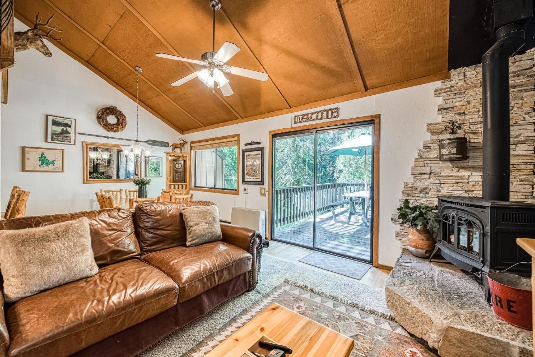 Photo of Livingroom in Shaver Lake