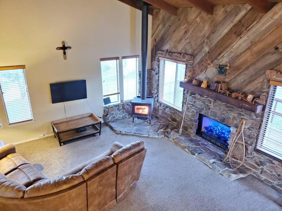 Photo of Livingroom in Yosemite Lakes