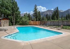 Cozy with Gorgeous Mountain Views, Family Friendly, Walk to Creek and Park