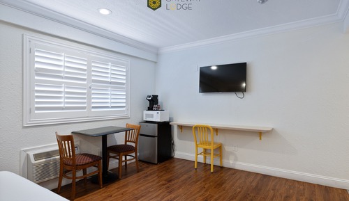 Classic Single Room, 1 Queen Bed, Accessible