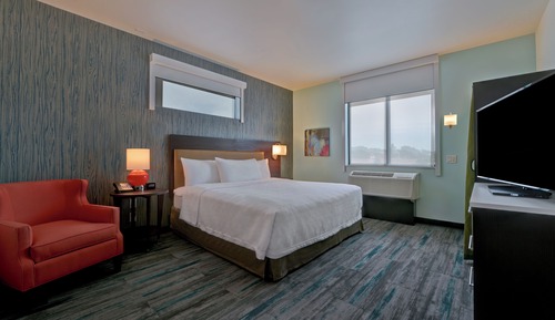 Suite, 1 King Bed, Accessible, Bathtub