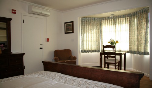 Room, 1 Queen Bed (Green Room; No Television)