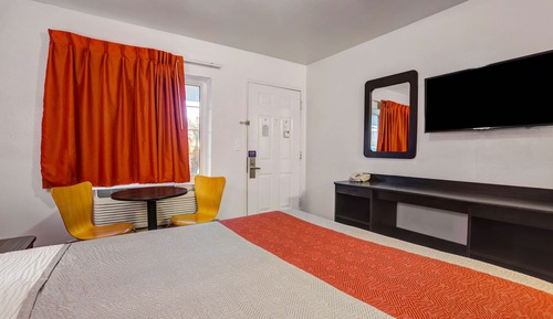 Deluxe Room, 1 Queen Bed, Non Smoking, Refrigerator & Microwave