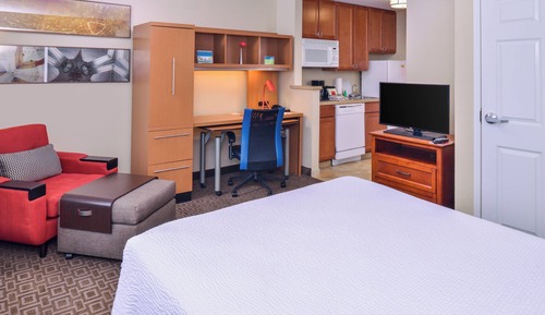 Studio, 1 Queen Bed (Mobility Accessible, Roll-in Shower)