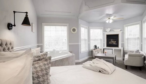 Queen Junior Suite Fireplace & Spa Tub