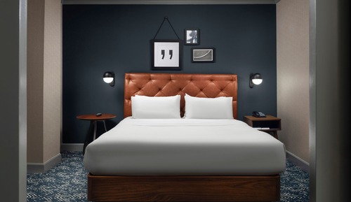 Junior Suite, 1 King Bed with Sofa bed (Mobility/Hearing Accessible, Tub)