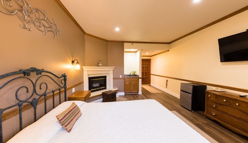 Signature Room, 1 King Bed, Non Smoking, Jetted Tub