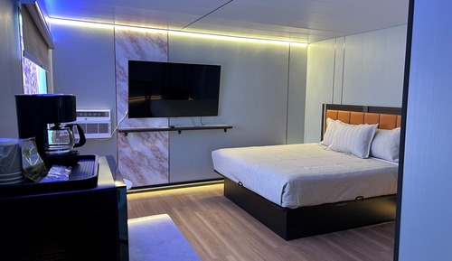 Deluxe Room, 1 King Bed (Second Floor)