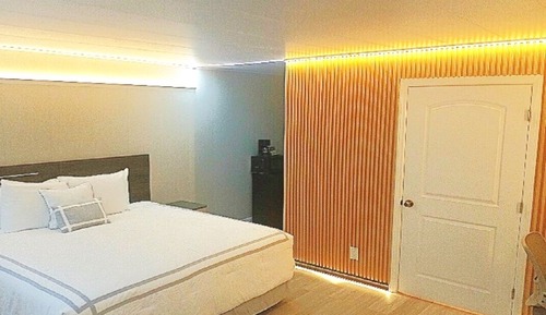 Deluxe Room, 1 King Bed (First Floor)