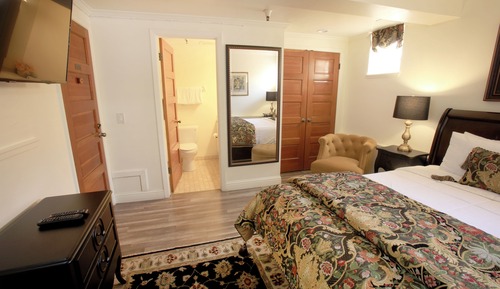 Family Suite, Multiple Beds (Basement with Window) Dog Friendly