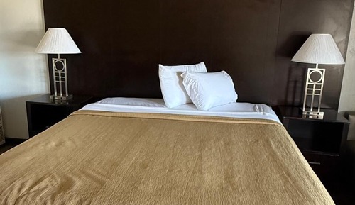 1 King Size Jacuzzi Room