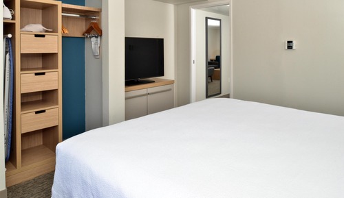 One King, 1 Bedroom Whirlpool Suite