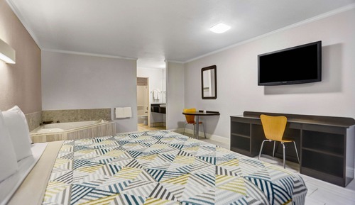 Deluxe Room, 1 King Bed, Non Smoking, Hot Tub