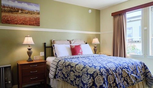 Queen Room with Kitchen and Courtyard View (Dog Friendly)