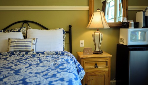 Queen Room with Courtyard View (No Pets)