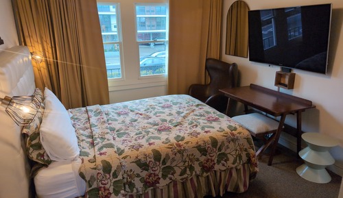 Street Facing Queen Studio (Dog Friendly)