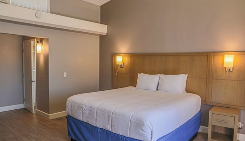 Standard Room, 1 King Bed, Balcony