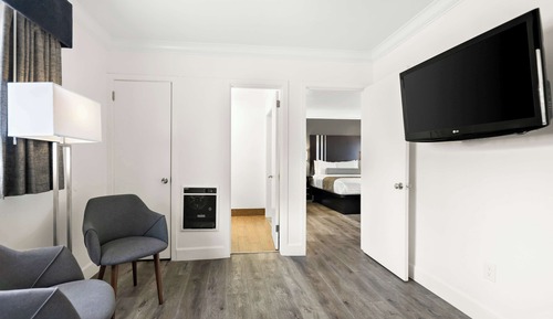 Suite, 1 King Bed, Non Smoking, Partial Ocean View (Living Room)