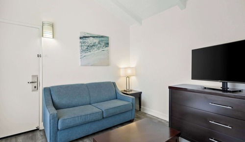 Suite, 2 Queen Beds, Non Smoking, Partial Ocean View (Living Room)