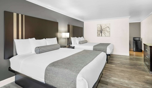 Standard Room, Multiple Beds, Non Smoking, Corner (Larger Room)