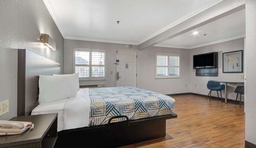 Deluxe Room, 1 King Bed, Non Smoking