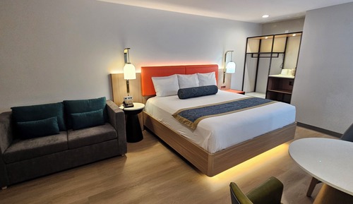 1 King Bed with Sofa Non-Smoking