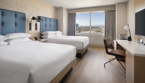 Club Room, 2 Queen Beds, City View