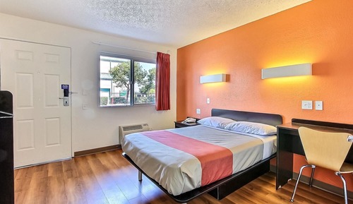 Deluxe Suite, 1 Queen Bed, Non Smoking, Refrigerator & Microwave