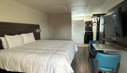 Standard Room, 1 King Bed, Non Smoking, Mountain View