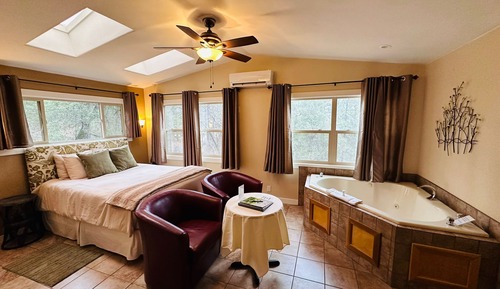 The Acorn Luxury Cabin, 1 Queen Bed, Jetted Tub (Pet Friendly)