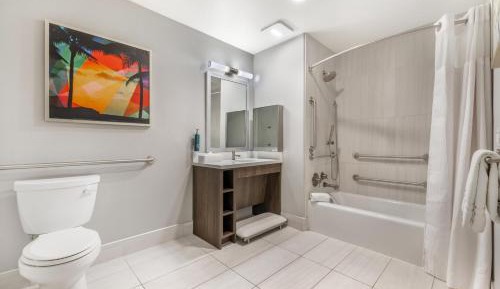 One-Bedroom King Suite with Bath Tub - Mobility Access