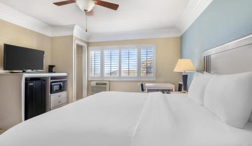 King Room with Partial Ocean View - Non-Smoking