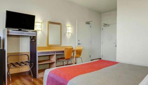 Queen Room - Mobility/Hearing Accessible with Bathtub with Grab Bars/Non-Smoking