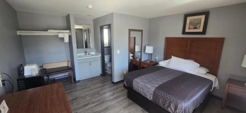 Standard Queen Room