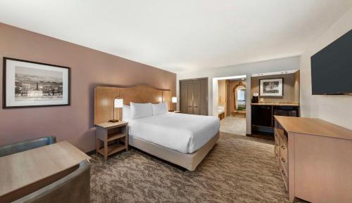 King Suite with Spa Bath - Non-Smoking