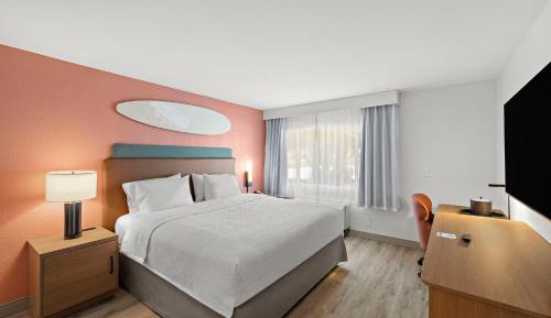 King Room with Bath Tub - Mobility Access