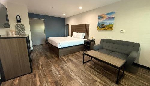 King Room with Tub and Grab Bars - Mobility/Hearing Accessible - Non-Smoking