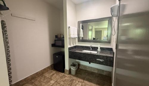 1 King Bed, Hearing Accessible Room, Non-Smoking