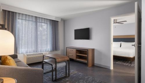 One-Bedroom King Suite - Non-Smoking