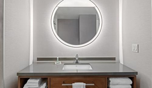 Standard King Room with Adapted Tub - Mobility Accessible