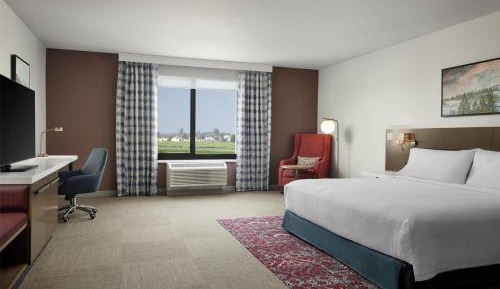 King Room with Roll-In Shower - Mobility Access